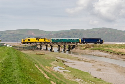 97303, 975025 “Caroline,” 37423 “Spirit of the Lakes,” Clettwr bridge, 2Z01 Newport to Shrewsbury via Aberystwyth