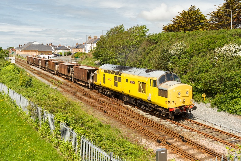 97304 “John Tiley” draws the seven Seacows into the headshunt at Tywyn having arrived from Shrewsbury Coleham with the 6Z97 09:33 driver training run. flickr-welsh snapper-14162627086.jpg