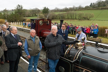 Dafydd Gwyn, Emrys Owen, Pete Waterman, Rob Houghton, and Roger Hine at Llanuwchllyn with Quarry Hunslet “Winifred”