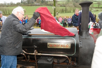 Pete Waterman unveils the nameplate of Quarry Hunslet “Winifred” at Llanuwchllyn