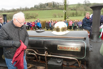 Pete Waterman unveils the nameplate of Quarry Hunslet “Winifred” at Llanuwchllyn