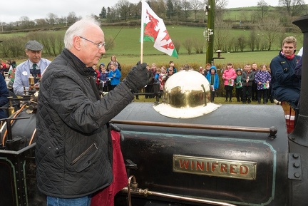 Pete Waterman unveils the nameplate of Quarry Hunslet “Winifred” at Llanuwchllyn