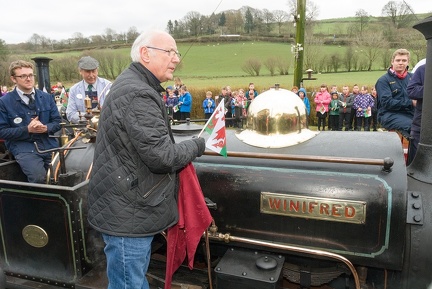 Pete Waterman unveils the nameplate of Quarry Hunslet “Winifred” at Llanuwchllyn