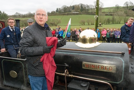 Pete Waterman unveils the nameplate of Quarry Hunslet “Winifred” at Llanuwchllyn
