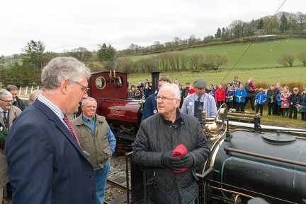 Pete Waterman unveils the nameplate of Quarry Hunslet “Winifred” at Llanuwchllyn